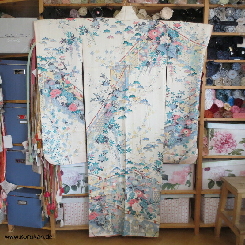 zart pastellfarbenes Blütenmeer vor Kimonovorhängen Furisode Kimono