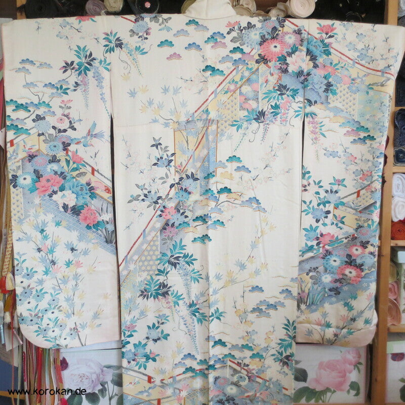 zart pastellfarbenes Blütenmeer vor Kimonovorhängen Furisode Kimono