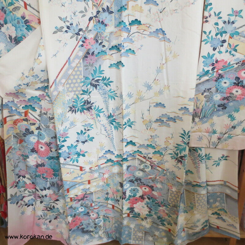 zart pastellfarbenes Blütenmeer vor Kimonovorhängen Furisode Kimono