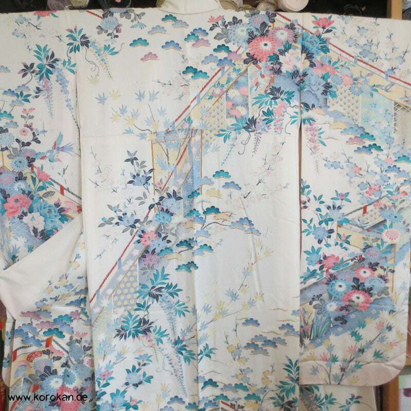 zart pastellfarbenes Blütenmeer vor Kimonovorhängen Furisode Kimono