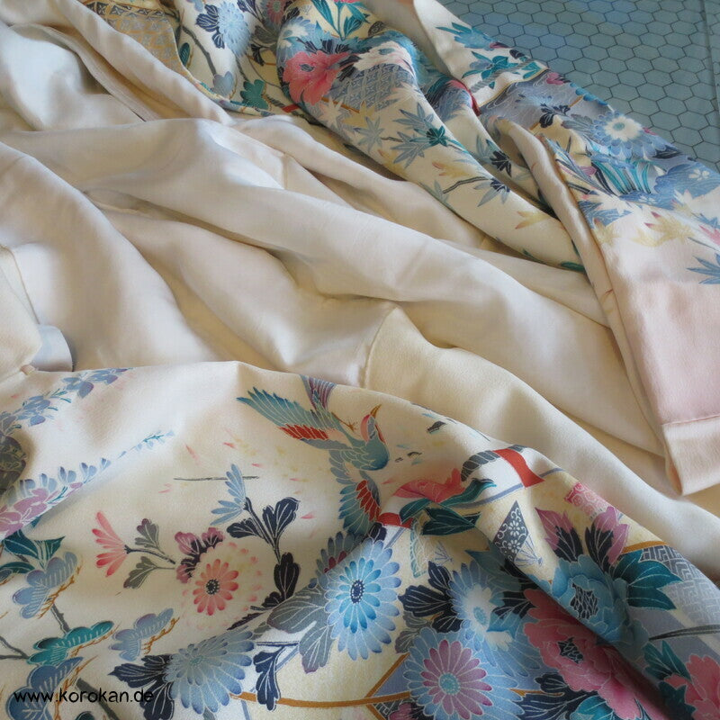 zart pastellfarbenes Blütenmeer vor Kimonovorhängen Furisode Kimono