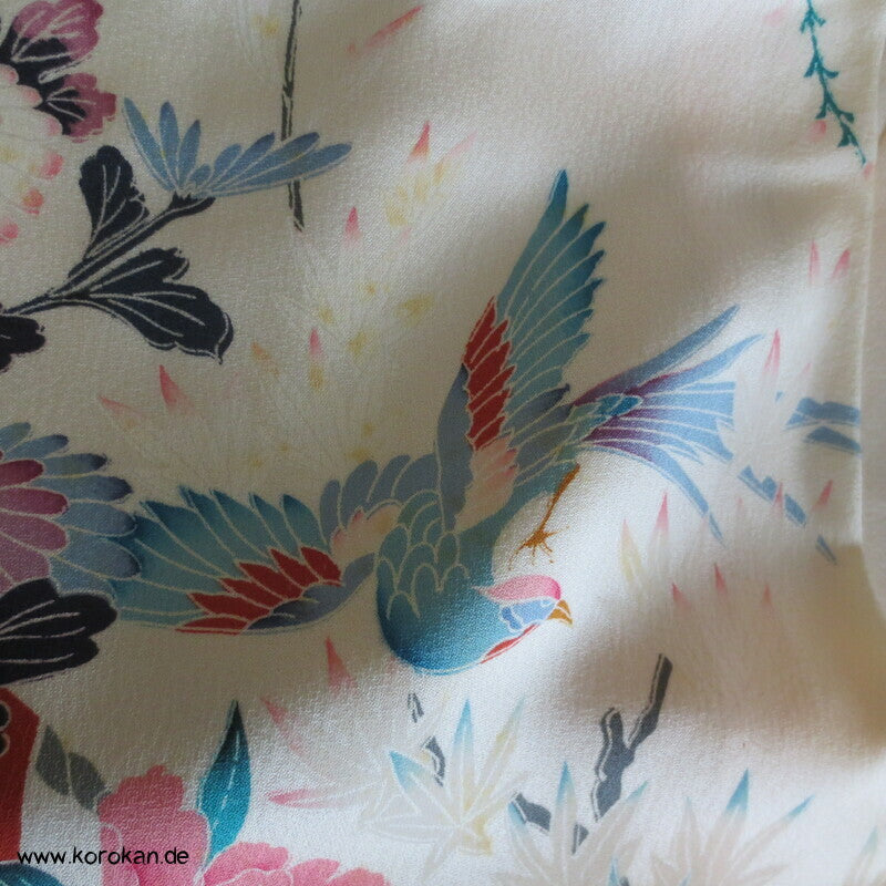 zart pastellfarbenes Blütenmeer vor Kimonovorhängen Furisode Kimono