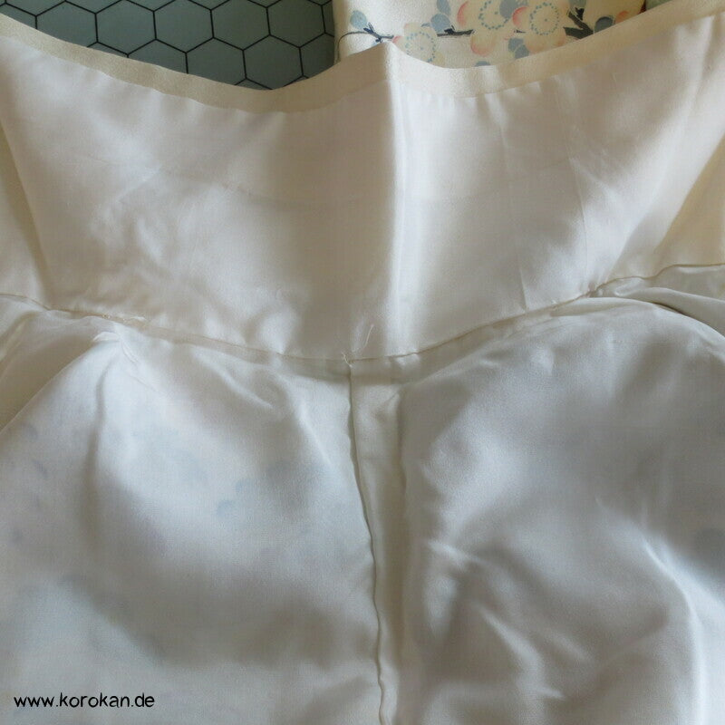 zart pastellfarbenes Blütenmeer vor Kimonovorhängen Furisode Kimono