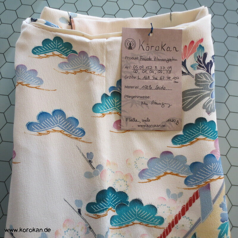 zart pastellfarbenes Blütenmeer vor Kimonovorhängen Furisode Kimono
