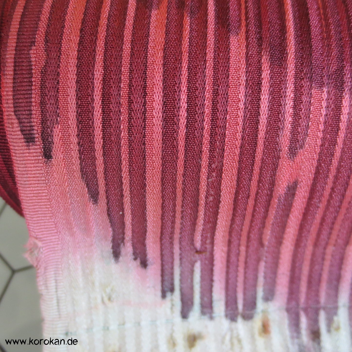 handgemalte rote Satinstreifen Kimono Seide