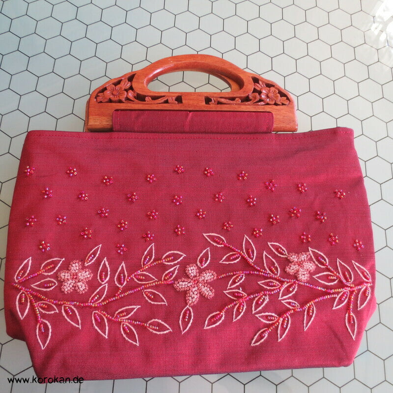 bestickte Handtasche mit geschnitzten Holzgriffen