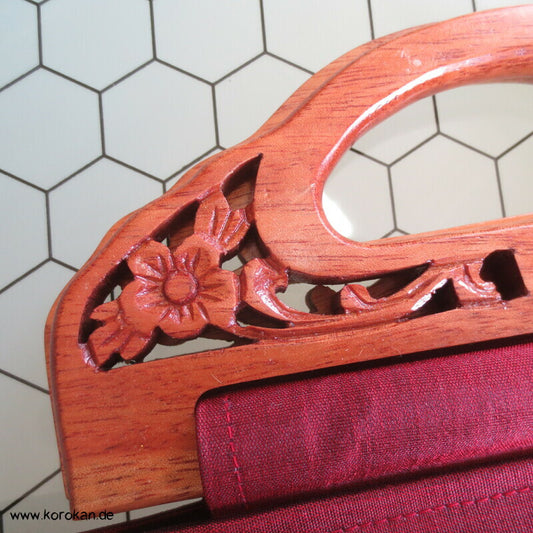 bestickte Handtasche mit geschnitzten Holzgriffen