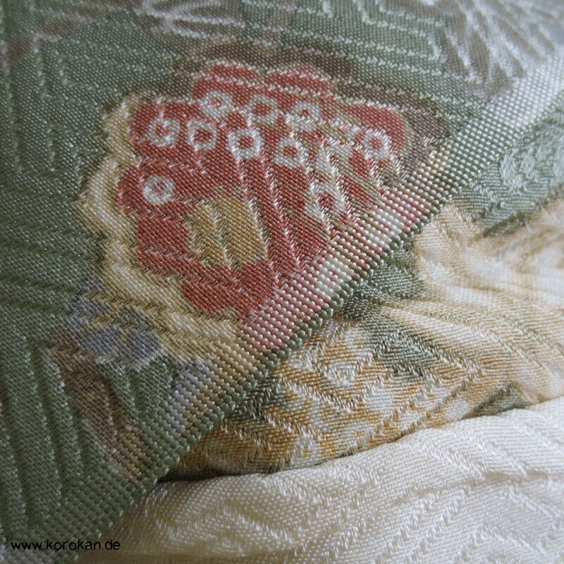 Farbabstufungen Furisode Kimono Seidendamast Karieba Stoff