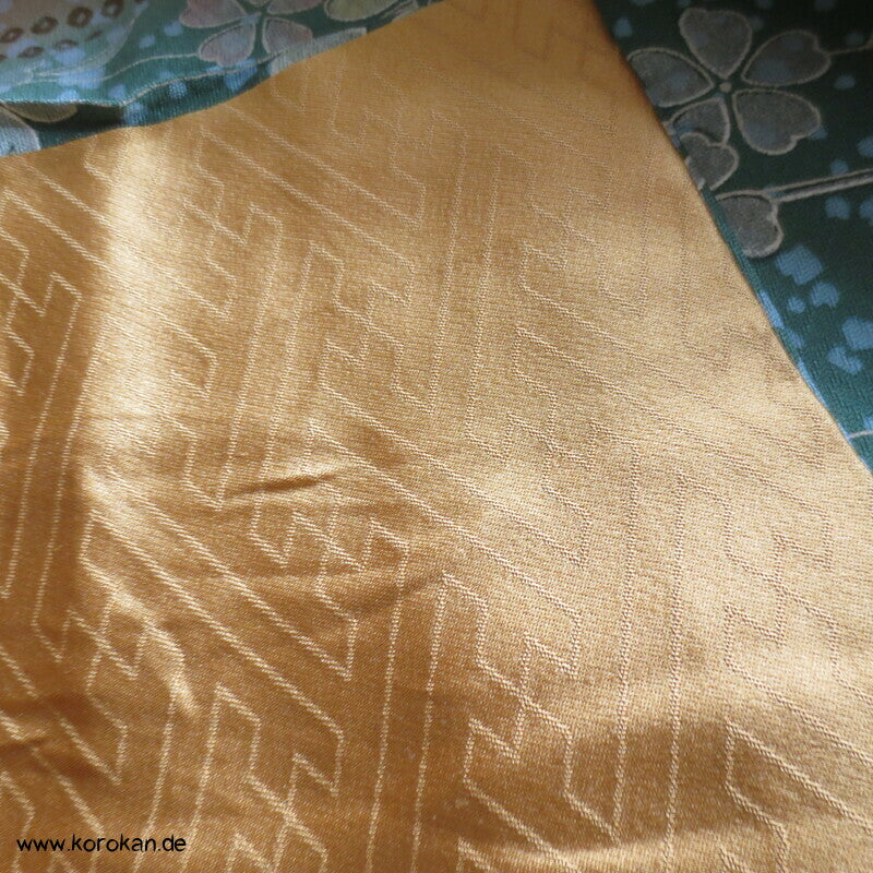 Sakura bei Nacht Seide mit viel Gold, Araihari Homongi Kimono