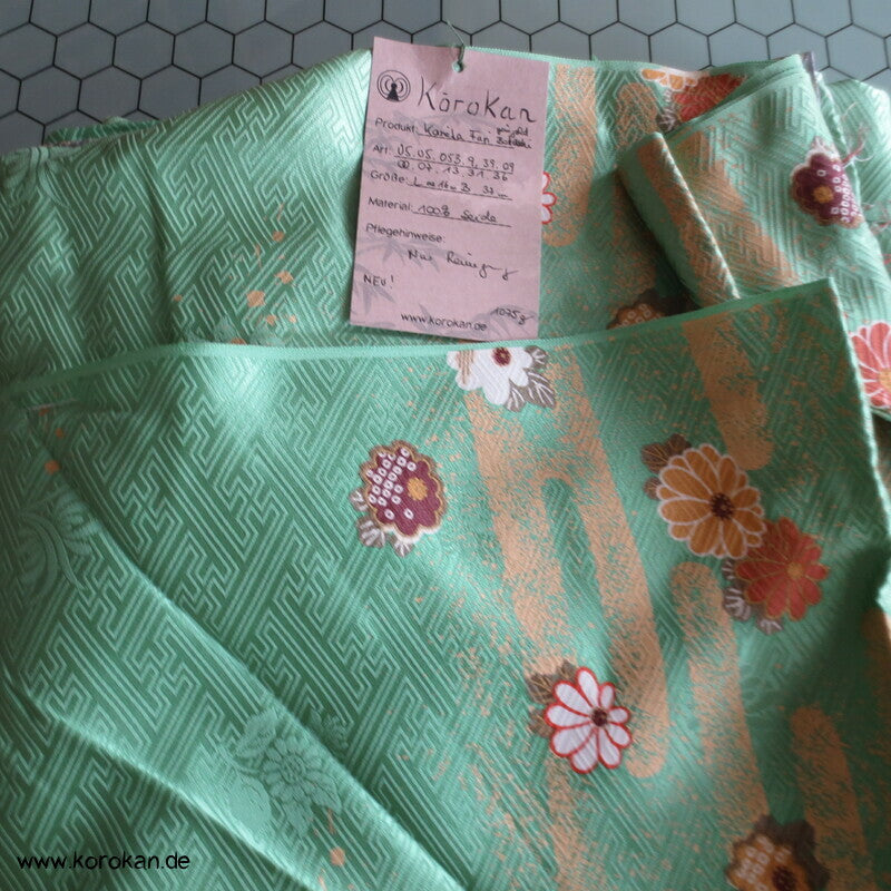 Farbabstufungen Furisode Kimono Seidendamast Karieba Stoff
