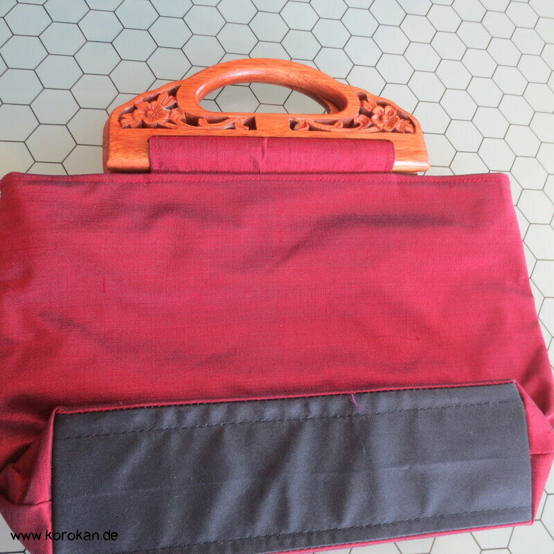 bestickte Handtasche mit geschnitzten Holzgriffen
