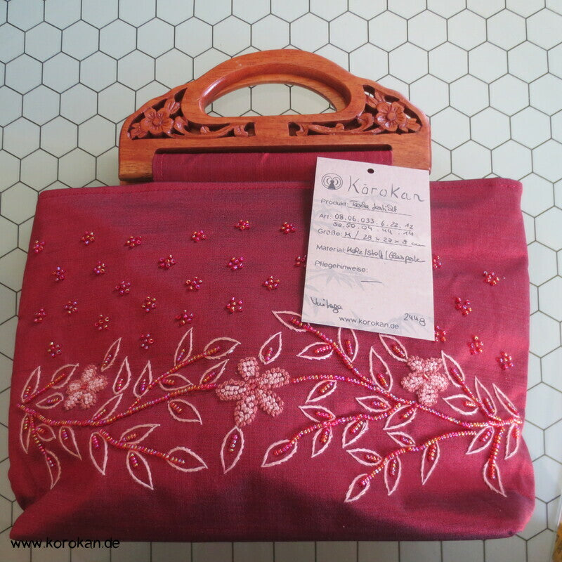 bestickte Handtasche mit geschnitzten Holzgriffen