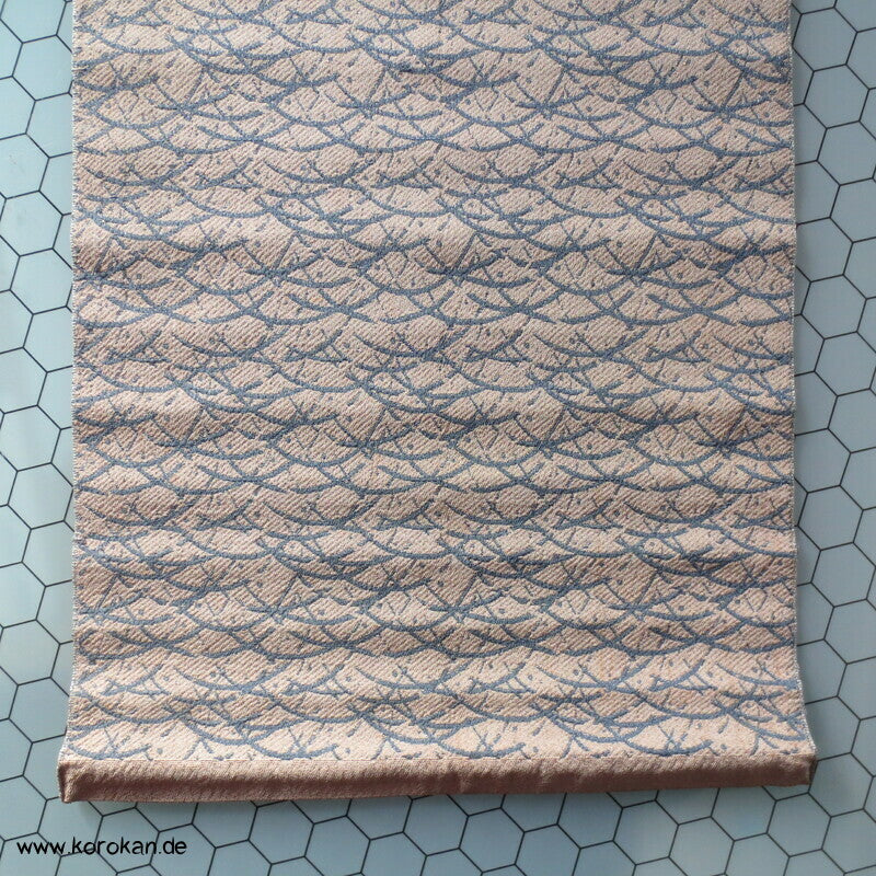 blaue Wellengräser in beige Obi Seidenjacquard