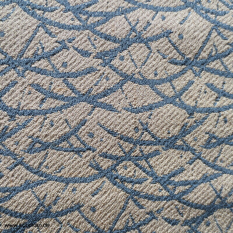 blaue Wellengräser in beige Obi Seidenjacquard