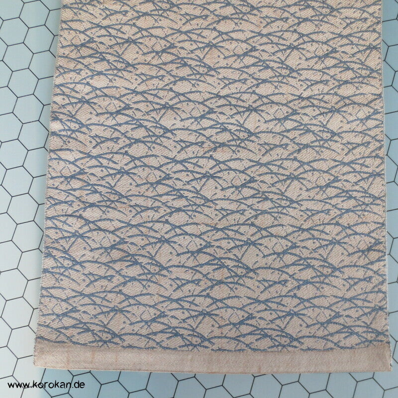 blaue Wellengräser in beige Obi Seidenjacquard