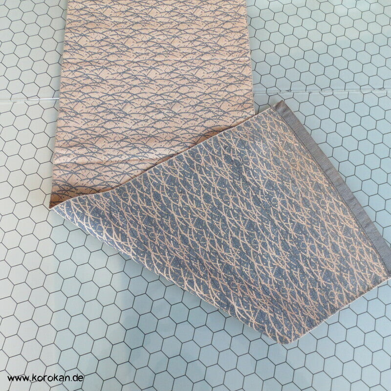 blaue Wellengräser in beige Obi Seidenjacquard