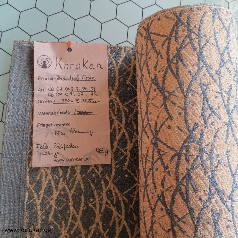 blaue Wellengräser in beige Obi Seidenjacquard