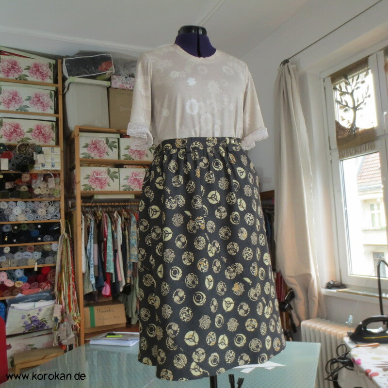 Bias Cut Rock aus Kimono Wolle Seide Tsumugi mit lauter Mon