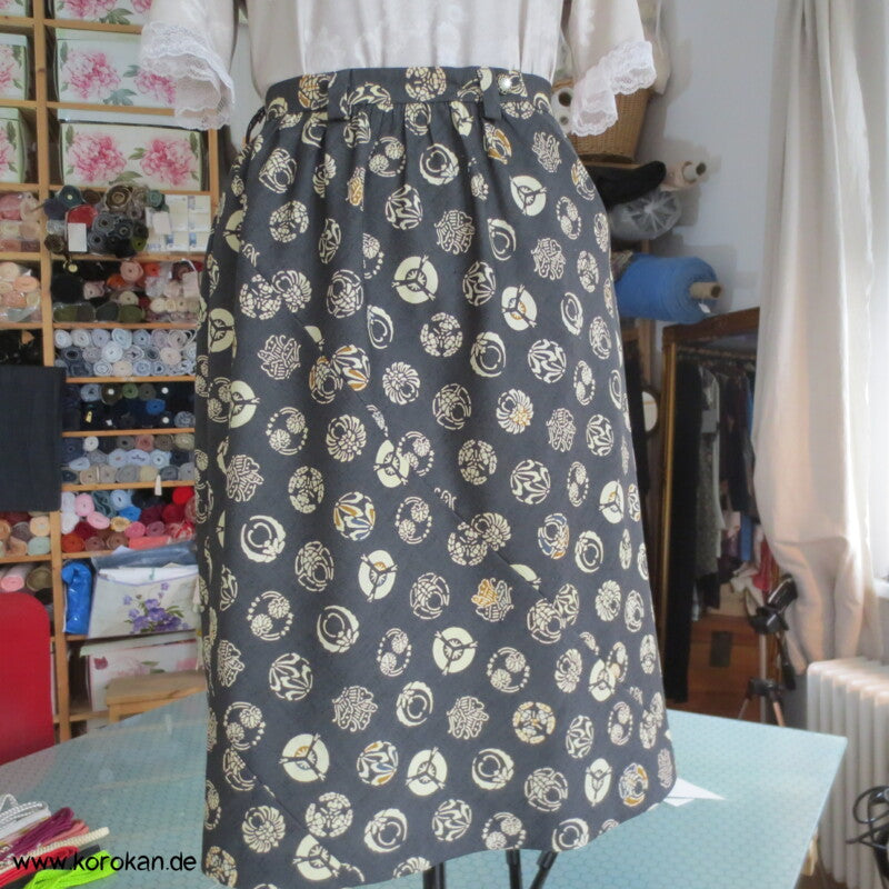 Bias Cut Rock aus Kimono Wolle Seide Tsumugi mit lauter Mon