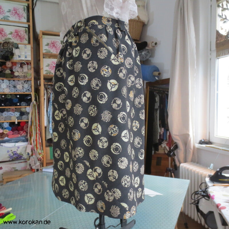 Bias Cut Rock aus Kimono Wolle Seide Tsumugi mit lauter Mon