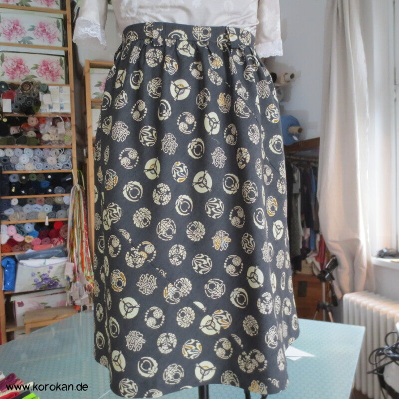 Bias Cut Rock aus Kimono Wolle Seide Tsumugi mit lauter Mon