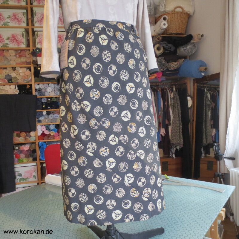 Bias Cut Rock aus Kimono Wolle Seide Tsumugi mit lauter Mon