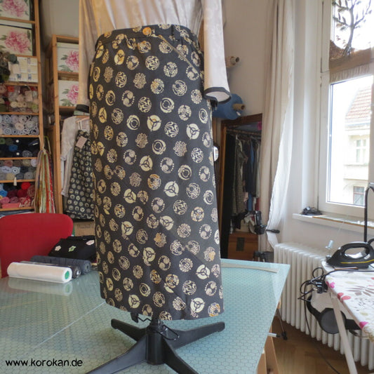 Bias Cut Rock aus Kimono Wolle Seide Tsumugi mit lauter Mon