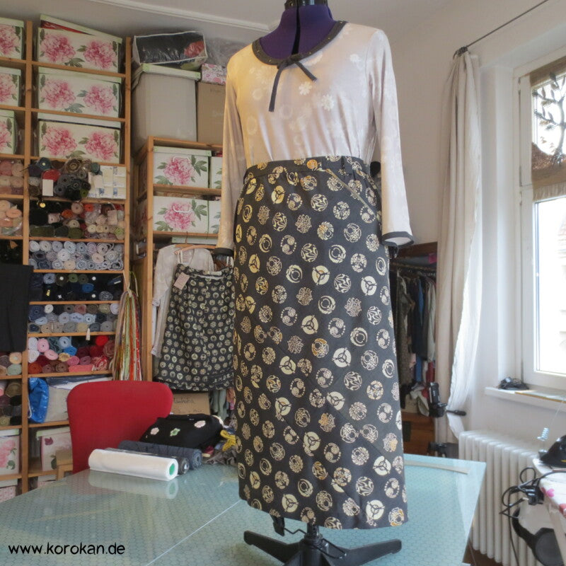 Bias Cut Rock aus Kimono Wolle Seide Tsumugi mit lauter Mon
