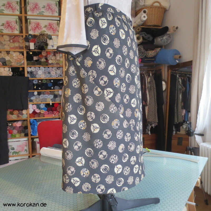 Bias Cut Rock aus Kimono Wolle Seide Tsumugi mit lauter Mon