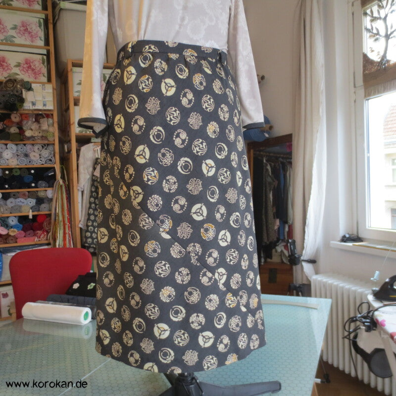 Bias Cut Rock aus Kimono Wolle Seide Tsumugi mit lauter Mon