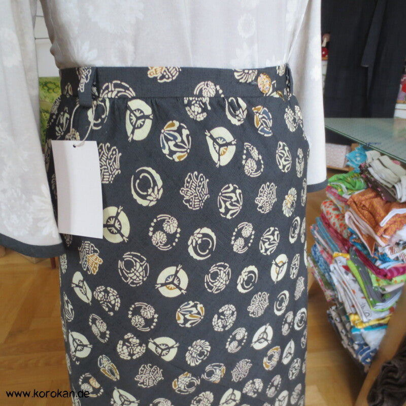 Bias Cut Rock aus Kimono Wolle Seide Tsumugi mit lauter Mon
