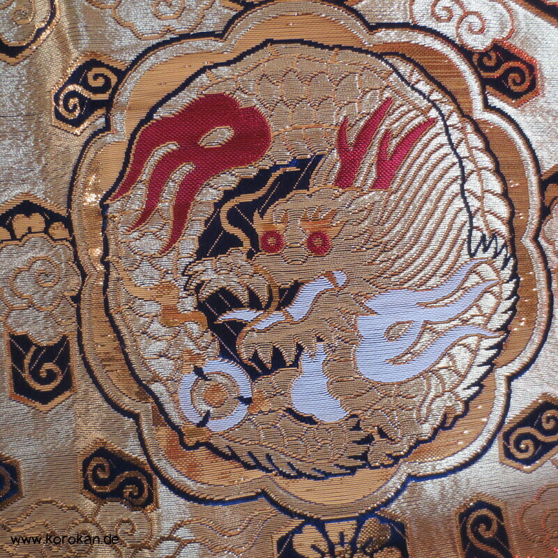 Drachen Siegel auf gold Seidenbrokat