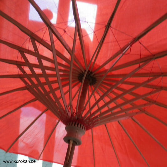 roter Schirm, Holz mit Stoffbespannung