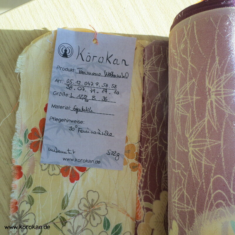 Wolken auf weinrot mit bunten Nebeln Kimono Damast