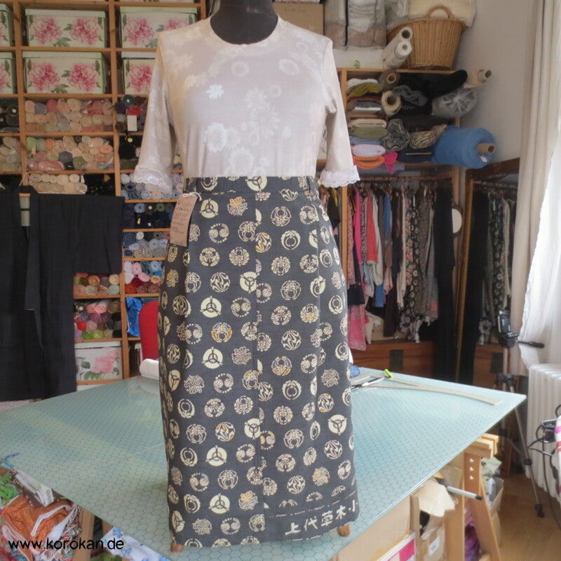 schmaler Rock aus Kimono Wolle Seide Tsumugi mit lauter Mon