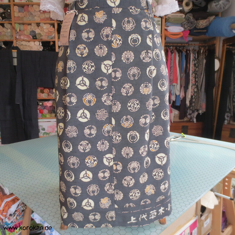 schmaler Rock aus Kimono Wolle Seide Tsumugi mit lauter Mon