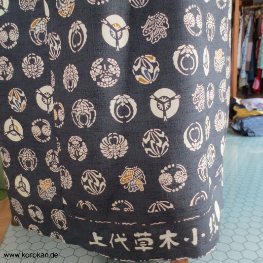 schmaler Rock aus Kimono Wolle Seide Tsumugi mit lauter Mon