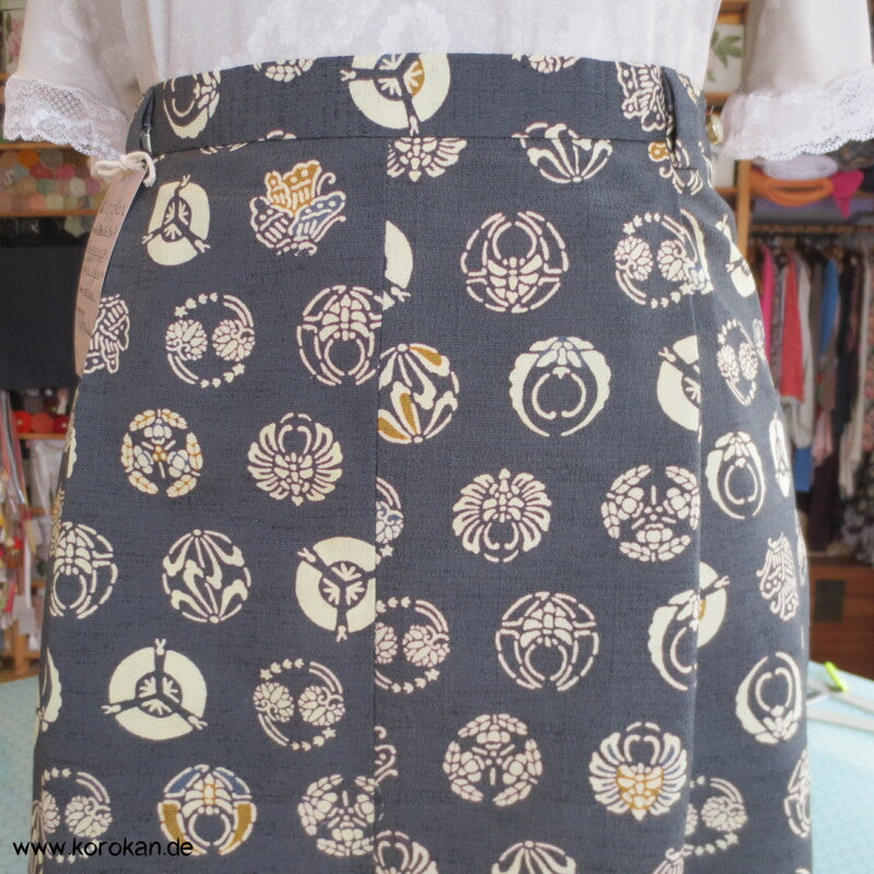 schmaler Rock aus Kimono Wolle Seide Tsumugi mit lauter Mon