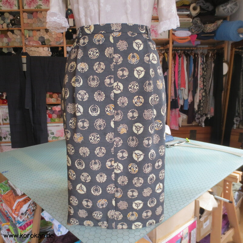 schmaler Rock aus Kimono Wolle Seide Tsumugi mit lauter Mon