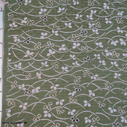 hellgrüne Damast Seide mit weißen Kleegräsern Kimono Tanmono Stoffrolle