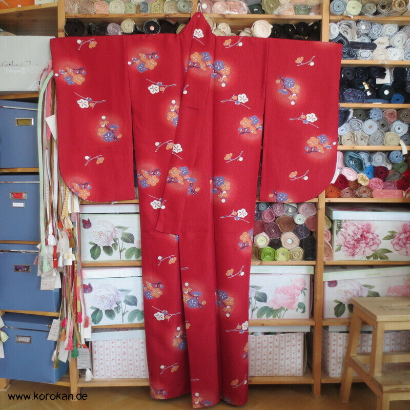 japanischer Ume Blüten auf dunkelrot Chu Furisode - Synthetik, waschbar