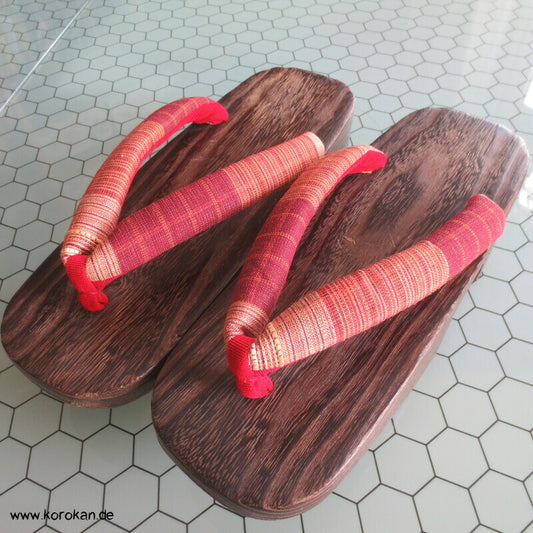japanische Pokkoriartige Geta, braunes Holz, rote Stoffriemen