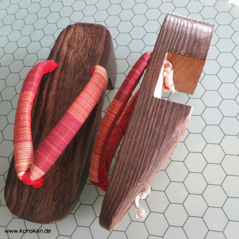 japanische Pokkoriartige Geta, braunes Holz, rote Stoffriemen