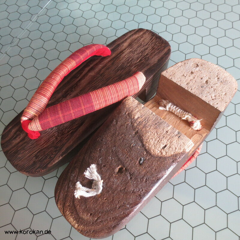 japanische Pokkoriartige Geta, braunes Holz, rote Stoffriemen