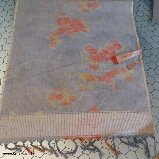 Blüten auf hellblau Kasuri Tsumugi Seide Kimono Stoffrolle