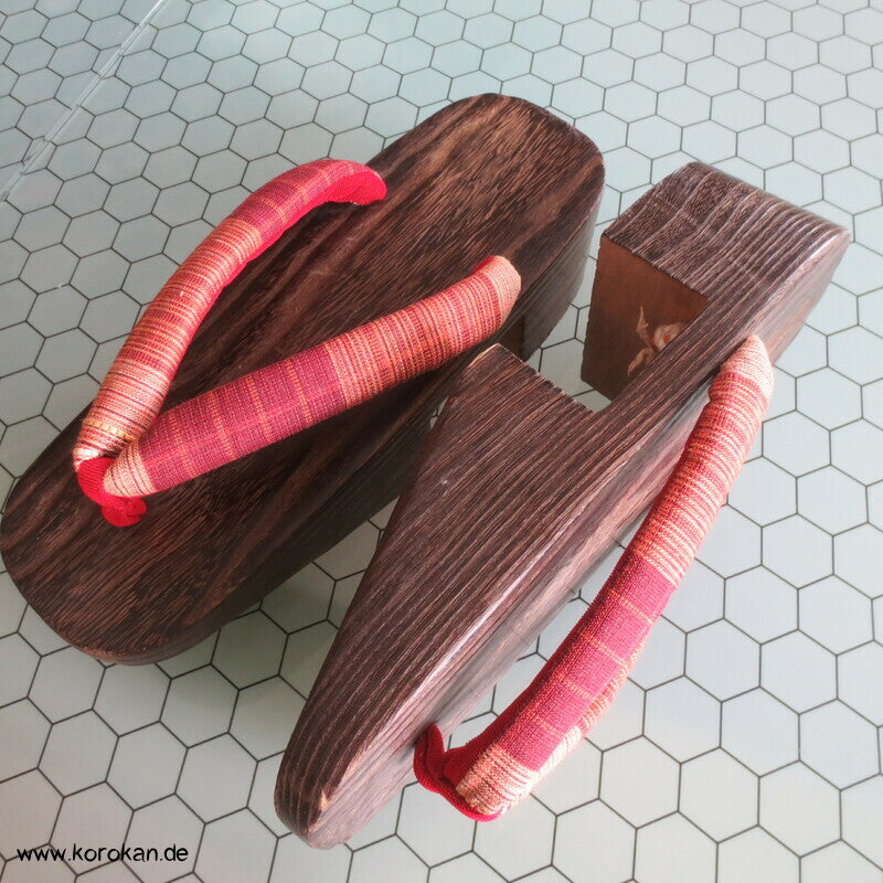 japanische Pokkoriartige Geta, braunes Holz, rote Stoffriemen