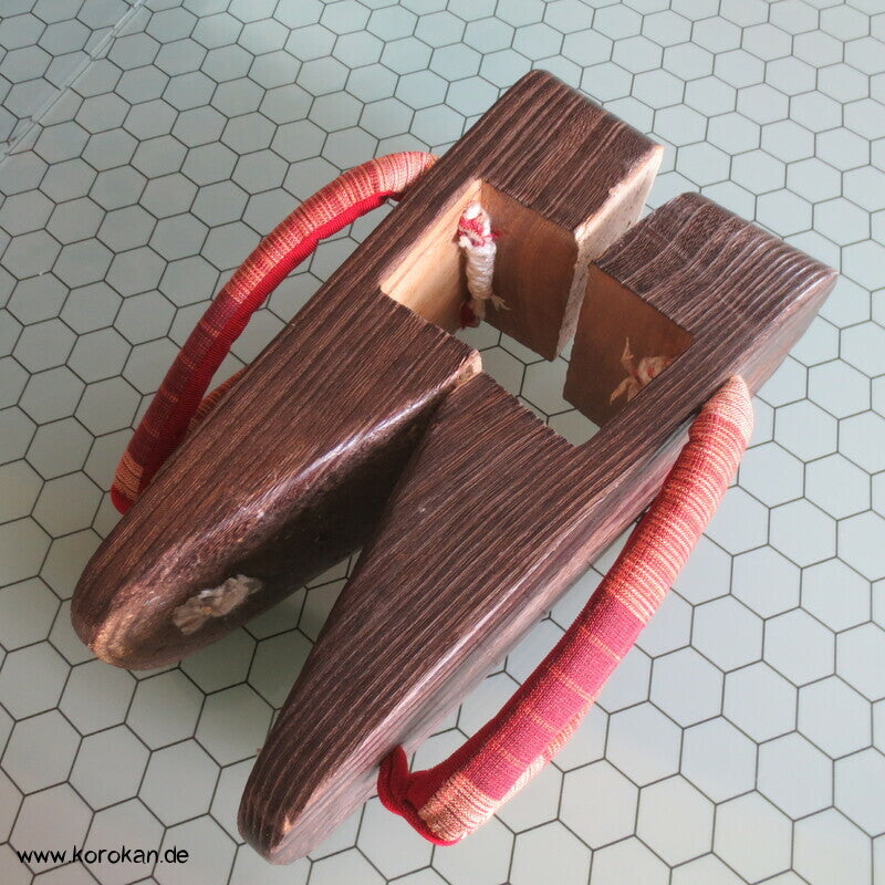 japanische Pokkoriartige Geta, braunes Holz, rote Stoffriemen