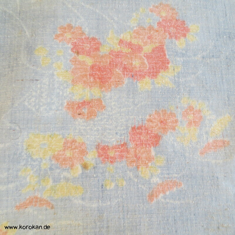 Blüten auf hellblau Kasuri Tsumugi Seide Kimono Stoffrolle