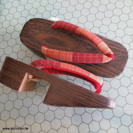 japanische Pokkoriartige Geta, braunes Holz, rote Stoffriemen