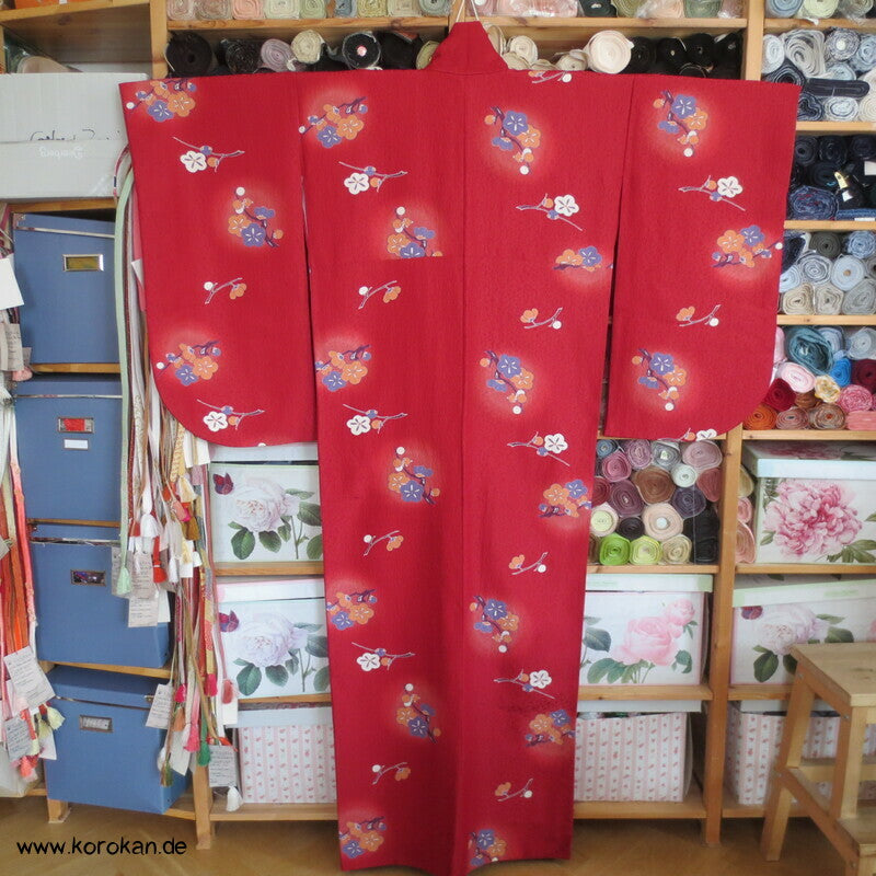 japanischer Ume Blüten auf dunkelrot Chu Furisode - Synthetik, waschbar